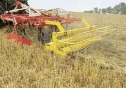 Lifestyle: Pöttinger Grubber Synkro 3030 3,0 m 3-balkig Dreipunktanbau Kat. 2