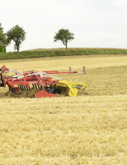 Lifestyle: Pöttinger Grubber SYNKRO 3-balkig Dreipunktanbau Kat. 2