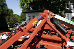 Produktbild: Pöttinger Grubber TERRIA mit Hydraulikzylinder und Rahmen in Orange