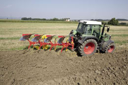 Lifestyle: Pöttinger Pflug Servo 25 4-scharig im Einsatz auf dem Feld mit Traktor
