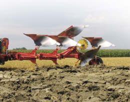 Lifestyle: Pöttinger Pflug Servo 35 Nova beim Pflügen auf dem Feld