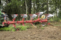 Lifestyle: Pöttinger Pflug Servo 35 S Plus Nova im Einsatz auf dem Feld