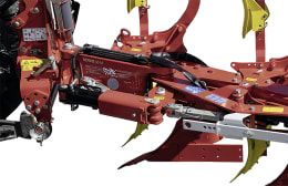 Produktbild: Pöttinger Pflug Servo 45 M in Rot mit hydraulischer Steuerung und gelben Pflugscharen
