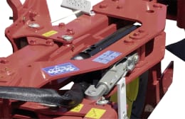 Produktbild: Pöttinger Pflug Servo, Detailansicht Rahmen mit Hydraulikzylinder in Rot