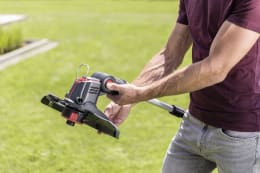 Produktbild: AL-KO Akku-Rasentrimmer GT 1825 mit 25 cm Schnittbreite in Anwendung