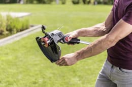 Produktbild: AL-KO Akku-Rasentrimmer GT 1825 mit 25 cm Schnittbreite in Anwendung
