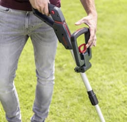 Produktbild: AL-KO Akku-Rasentrimmer GT 1825 mit Teleskopstiel und aufgestecktem Akku in Anwendung