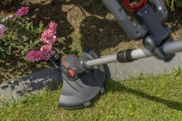 Lifestyle: AL-KO Akku-Rasentrimmer GT 1825 beim Trimmen von Rasenkanten an einem Blumenbeet
