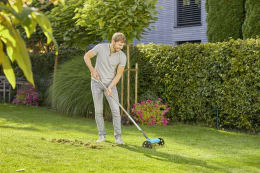 Lifestyle: GARDENA combisystem Vertikutier-Boy