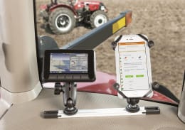 Produktbild: RAM MOUNTS Tough-Track Schiene silber/schwarz mit montierten Gerätehalterungen in Traktorfahrerkabine