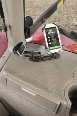 Lifestyle: RAM® MOUNTS Tough-Track™ Schiene mit Smartphone- und Kamerahalterung an Boot montiert