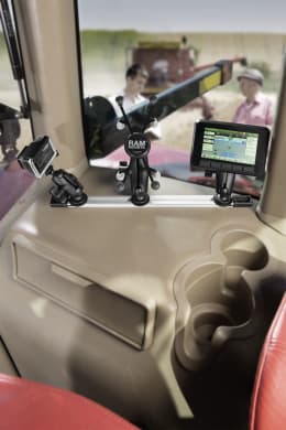 Produktbild: RAM MOUNTS Tough-Track Montageschiene aus Aluminium mit drei montierten Gerätehalterungen