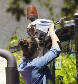 Lifestyle: Person arbeitet an Smart Farming-Technologie auf einem Traktor im Feld