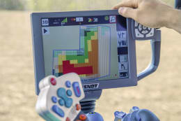 Lifestyle: Hand hält Tablet mit Smart Farming Software zur digitalen Feldvermessung und Flächenplanung