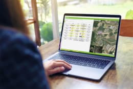 Lifestyle: Person arbeitet an Laptop mit Smart Farming Software zur digitalen Feldverwaltung