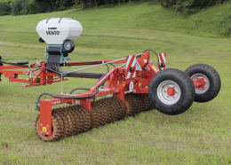 Produktbild: LEHNER® Zwischenfruchtstreuer VENTO® mit Behälter, Gebläse und Schlauchabgängen auf rotem Fahrgestell