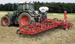 Lifestyle: LEHNER® Zwischenfruchtstreuer VENTO® im Einsatz auf dem Feld, gezogen von einem Traktor