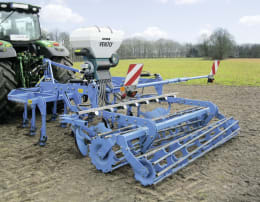 Produktbild: LEHNER Zwischenfruchtstreuer VENTO mit blauem Gestänge und Schlauchabgängen an Traktor montiert