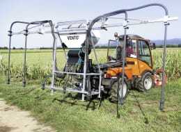 Lifestyle: LEHNER Zwischenfruchtstreuer VENTO im Einsatz auf dem Feld, montiert auf Kompakttraktor
