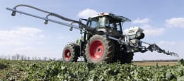 Lifestyle: LEHNER® Zwischenfruchtstreuer VENTO® im Einsatz auf dem Feld, angebaut an einen Traktor