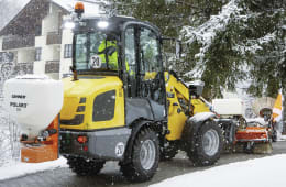 Produktbild: LEHNER® Winterdienststreuer Polaro® mit Schneepflug und Kehrmaschine im Einsatz bei Schneefall