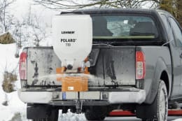 Lifestyle: LEHNER® Winterdienststreuer Polaro® montiert auf Pickup-Ladefläche beim Streuen im Wintereinsatz