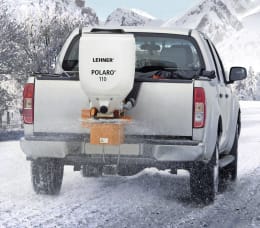 Produktbild: LEHNER® Winterdienststreuer Polaro® auf Pickup-Ladefläche beim Streuen
