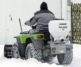 Produktbild: LEHNER® Winterdienststreuer Polaro® E montiert auf Aufsitzfahrzeug im Wintereinsatz