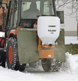 Produktbild: LEHNER® Winterdienststreuer Polaro® 110 mit weißem Behälter, montiert an Traktor im Wintereinsatz