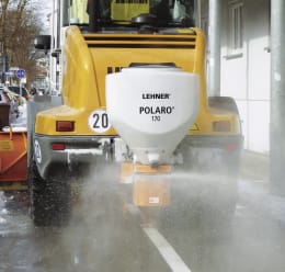 Produktbild: LEHNER® Winterdienststreuer Polaro® E 170 montiert an gelbem Fahrzeug im Einsatz