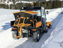 Produktbild: LEHNER® Winterdienststreuer Polaro® L montiert auf Fahrzeug im Wintereinsatz