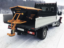 Lifestyle: LEHNER® Winterdienststreuer Polaro® XL montiert auf Transporter im Wintereinsatz