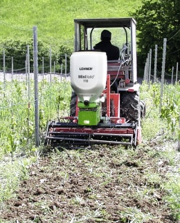 Lifestyle: LEHNER® Düngerstreuer MiniVario® im Einsatz auf einem Traktor in einer Plantage