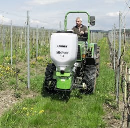Lifestyle: LEHNER® Düngerstreuer MiniVario® im Einsatz auf einem Traktor in einer Weinberganlage