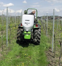 Lifestyle: LEHNER Düngerstreuer MiniVario im Einsatz auf einem Traktor in einem Weinberg