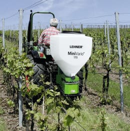 Produktbild: LEHNER® Düngerstreuer MiniVario® im Einsatz in einem Weinberg