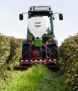 Lifestyle: LEHNER® Düngerstreuer Vinero® im Einsatz auf grüner Wiese an Traktor montiert