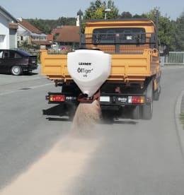 Produktbild: LEHNER® Ölbinderstreuer Öl Tiger® auf LKW montiert beim Streuen von Bindemittel