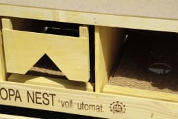 Produktbild: Legenest Europa aus Holz mit dreieckiger Einstiegsöffnung und Einstreu