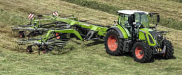 Lifestyle: Fendt Traktor mit Schwader Former bei der Heuernte auf gemähter Wiese