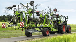 Lifestyle: Fendt Traktor mit Schwader Former auf Landstraße im Transportmodus