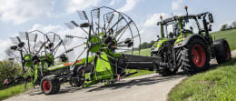 Lifestyle: Fendt Traktor mit Schwader Former auf Landstraße im Transportmodus