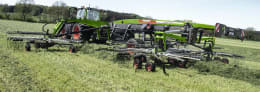 Lifestyle: Fendt Schwader Former im Einsatz auf einer Wiese, gezogen von einem grünen Traktor