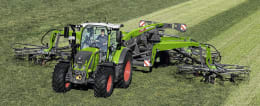 Lifestyle: Fendt Traktor mit Schwader Former bei der Feldarbeit auf gemähter Wiese