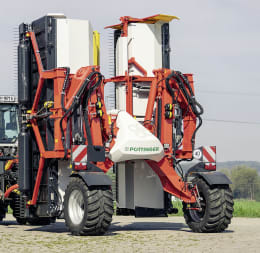 Lifestyle: Pöttinger Bandschwader Mergento VT 9220 Schwadablage mittig, seitlich, gezogen, Heck