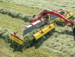 Lifestyle: Pöttinger Bandschwader Mergento VT 9220 Schwadablage mittig, seitlich, gezogen, Heck