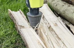 Lifestyle: LASCO Kegelspalter spaltet Holzstamm im Garten