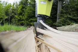 Lifestyle: LASCO Kegelspalter beim Spalten eines Baumstammes im Wald