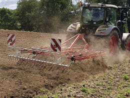 Lifestyle: GÜTTLER® Großfederzinkenegge Super Maxx® Bio Dreipunktanbau