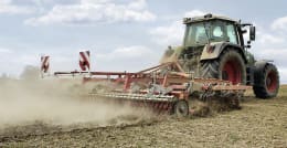 Lifestyle: GÜTTLER® Großfederzinkenegge Super Maxx® Culti Dreipunktanbau